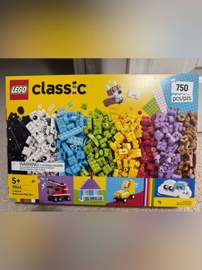 LEGO 11044 Classic Creative Build-and-Play Box – 750 pieces